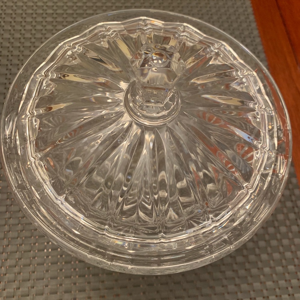 Noble Excellence covered crystal candy dish